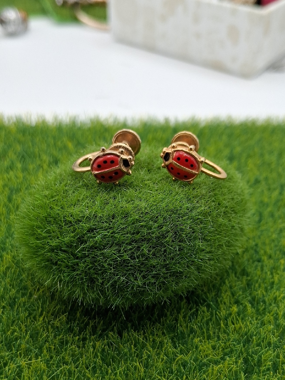 Gold-Tone Ladybug Stud Earrings - Red Enamel E1104 Screwback